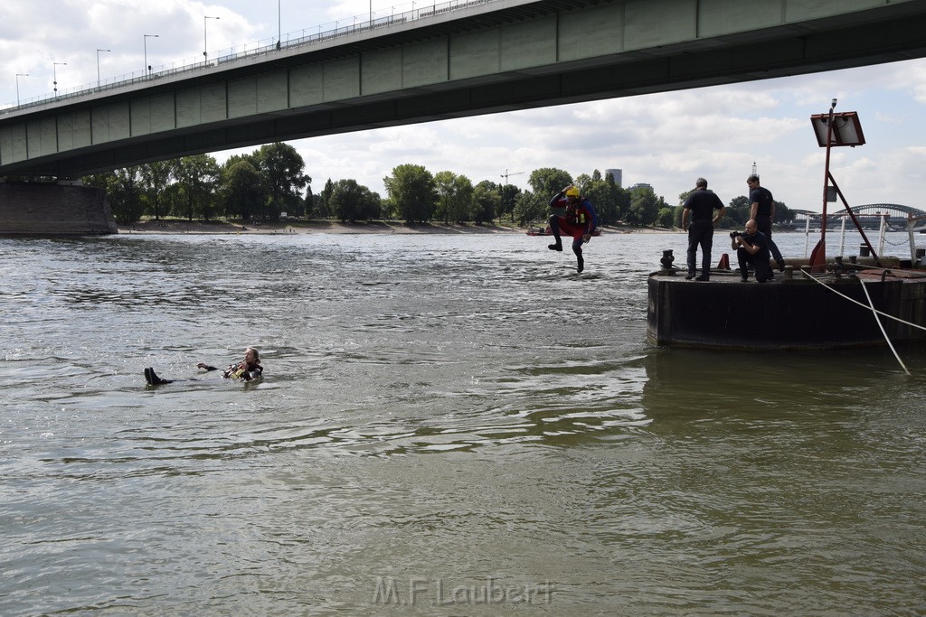 Uebung BF Taucher und Presse Koeln Zoobruecke Rhein P275.JPG - Miklos Laubert